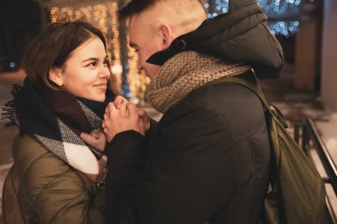 Genç sevgi dolu kucaklama kış açık havada çift. Teen