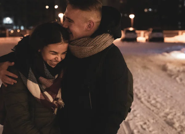 年轻的爱的夫妇拥抱冬天的户外 青少年 — 图库照片