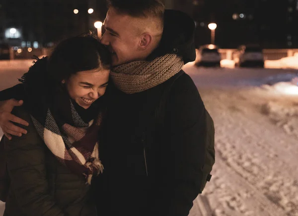 Mladý Milující Pár Pûdû Zima Venku Náctileté — Stock fotografie