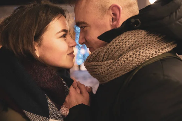 Genç Sevgi Dolu Kucaklama Kış Açık Havada Çift Teen — Stok fotoğraf