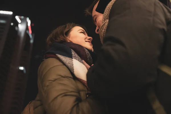 Genç Sevgi Dolu Kucaklama Kış Açık Havada Çift Teen — Stok fotoğraf