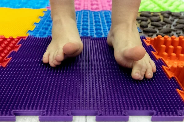 Piedi Bambini Sul Tappeto Ortopedico Prevenzione Flatfoot — Foto Stock