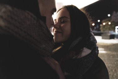 Genç sevgi dolu kucaklama kış açık havada çift. Teen