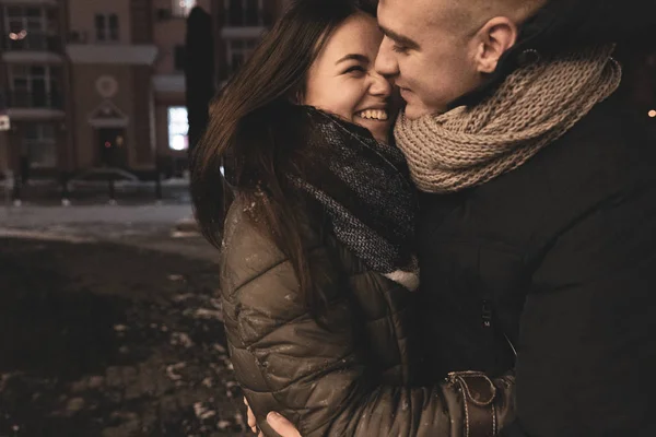 年轻的爱的夫妇拥抱冬天的户外 青少年 — 图库照片