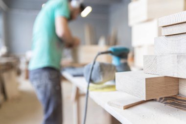 Ağaç işleme işlemi. Doğrama Atölyesi. Makine. Arka plan kopya alanı ağaç marangoz