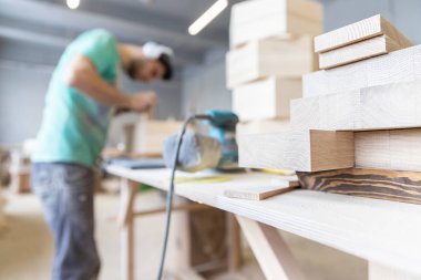 Ağaç işleme işlemi. Doğrama Atölyesi. Makine. Arka plan kopya alanı ağaç marangoz