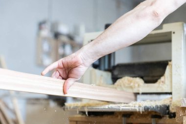 Ağaç işleme işlemi. Doğrama Atölyesi. Makine. Arka plan kopya alanı ağaç marangoz