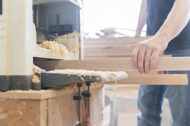 Ağaç işleme işlemi. Doğrama Atölyesi. Makine. Arka plan kopya alanı ağaç marangoz