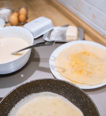 İnce krep yapma işlemidir. Arka plan. Uzay kopyalayın. Mutfak konsepti