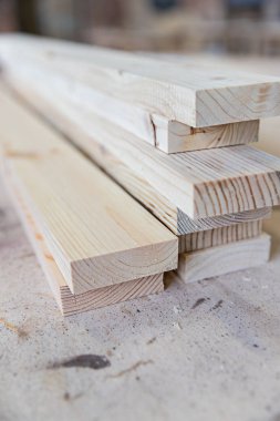 Ahşap çubuklar yığını. Ağaç işleme. Doğrama Atölyesi. Arka plan