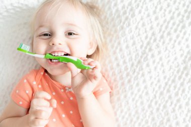 Diş fırçası ile mutlu küçük bebek. Diş Hekimliği çocuk kavramı. Uzay kopyalayın. Gülümse. Sağlık