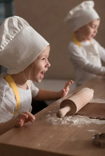 Crianças Felizes Bonés Biscoitos Avental Cozinha Conceito Casa — Fotografia de Stock