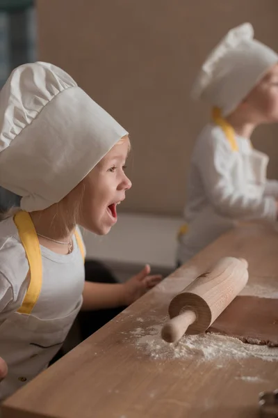 Счастливые Дети Капюшонах Фарфоровых Печках Кухня Главная Концепция — стоковое фото