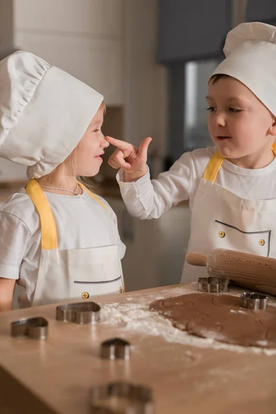 Crianças Felizes Bonés Biscoitos Avental Cozinha Conceito Casa — Fotografia de Stock