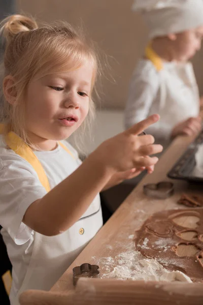 Happy Children Caps Delantal Hornear Galletas Cocina Inicio Concepto — Foto de Stock