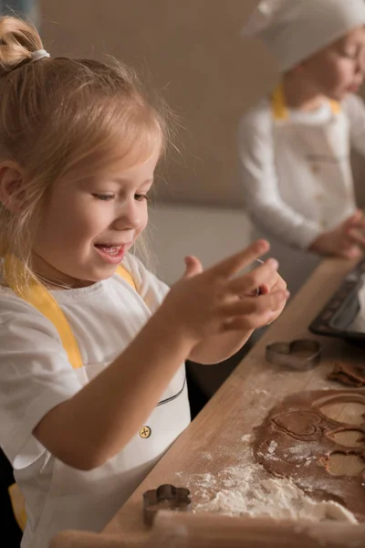 Счастливые Дети Капюшонах Фарфоровых Печках Кухня Главная Концепция — стоковое фото