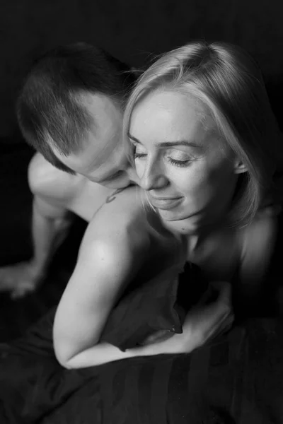 一个有女人在床上的男人 黑色和白色的关系和感情 生活方式 — 图库照片