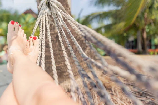 Frau, die in einer Hängematte auf tropischem Hintergrund ruht. Meer und Ruhe. Reise. Urlaub — Stockfoto