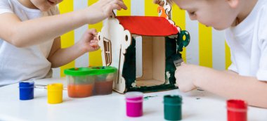 Çocuk boya House boyar. Kuş besleme. Bahar kavramı. Çocukluk