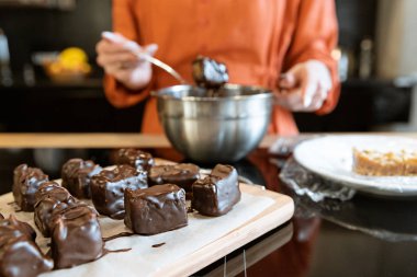 Çikolata Glaze fıstık Bar pişirme süreci