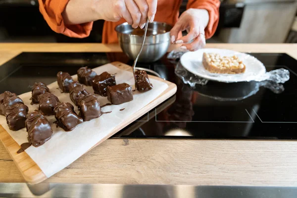 Erdnussriegel-Kochprozess in Schokoladenglasur — Stockfoto
