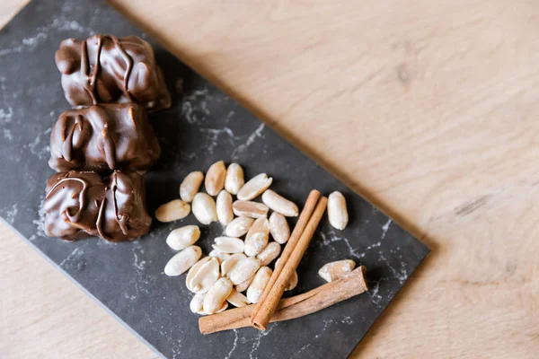 Nussriegel in Schokoladenglasur handgefertigt. Dessert. Süßwaren — Stockfoto