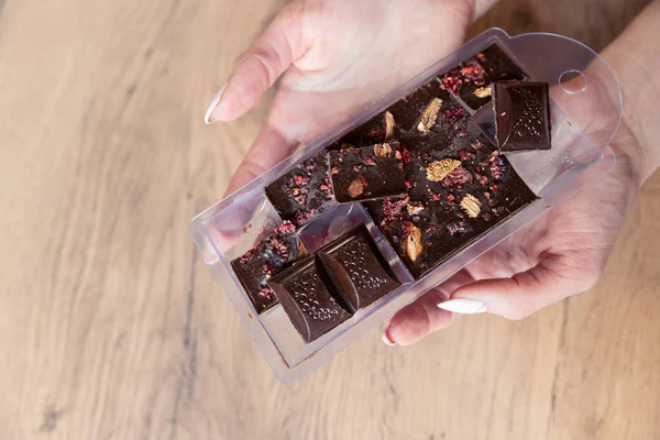Eine Fliese aus dunkler Schokolade selbst gemacht. Kopierraum. Hintergrund — Stockfoto