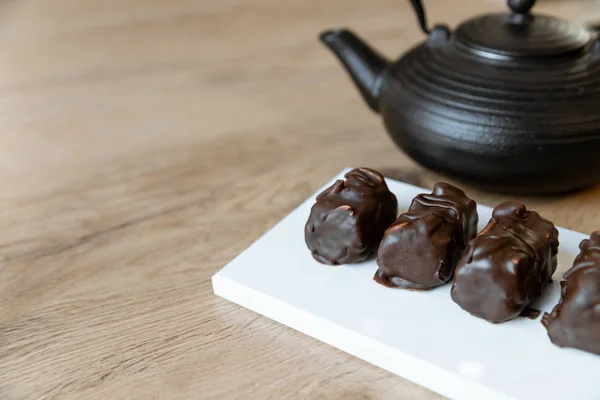 Nussriegel in Schokoladenglasur handgefertigt. Dessert. Süßwaren — Stockfoto