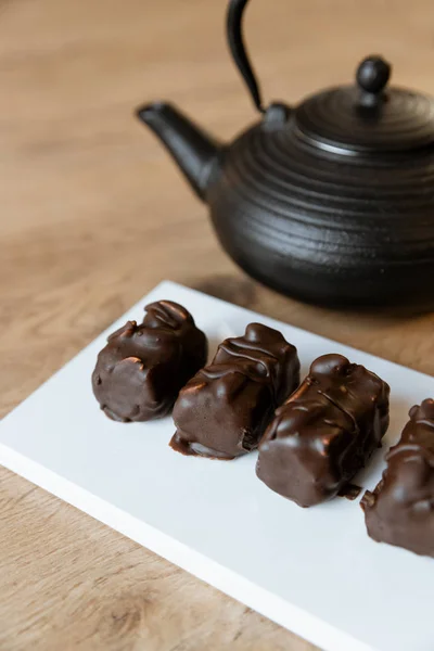 Nussriegel in Schokoladenglasur handgefertigt. Dessert. Süßwaren — Stockfoto