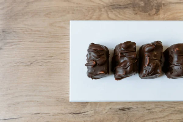 Nussriegel in Schokoladenglasur handgefertigt. Dessert. Süßwaren — Stockfoto