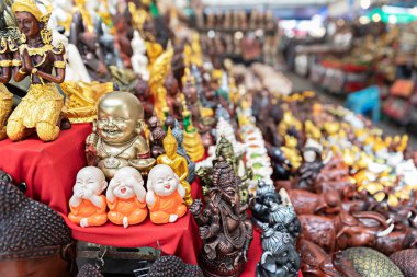 Tay çarşı, Budist heykeller. Raporlama. Din ve Turizm