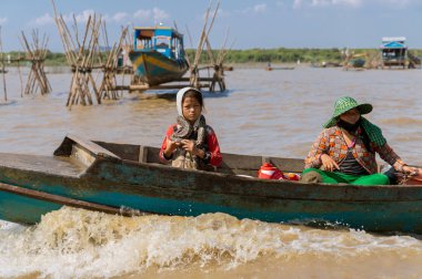 Kamboçya. Tonle Sap 02,2019 yüzen Vietnam köyü. Mülteci