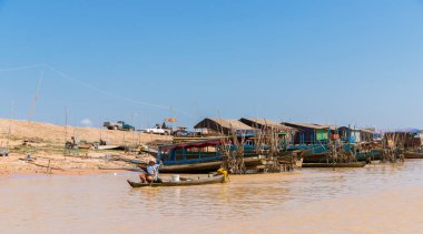 Kamboçya. Tonle Sap 02,2019 yüzen Vietnam köyü. Mülteci