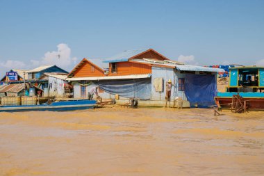 Kamboçya. Tonle Sap 02,2019 yüzen Vietnam köyü. Mülteci