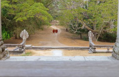 Kamboçya. Angkor Wat. 02,2019 Orange Ryasa 'da çeşitli rahipler saraya git