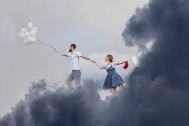 Yağmur bulutları 'nda bir çift. Ilişkiler. Bir kriz. Aşk konsepti