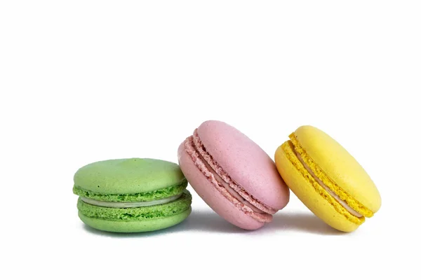 Cookies français Macaroni rose, jaune et vert. Spring Concept. En isolement — Photo