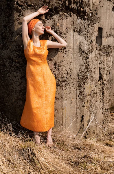 Mulher elegante em vestido oriental e turbante perto de parede de concreto — Fotografia de Stock