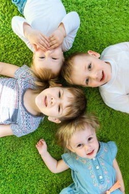 Yukarıdan Grup Çocuk Portresi. Düz Lay. Anaokulu.