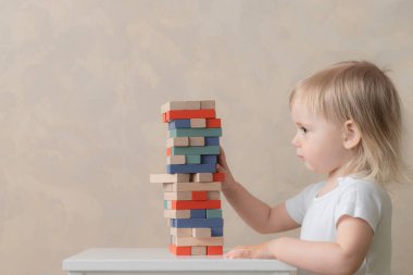 Okul Öncesi Çocuk Ahşap Bloklar Bir Kule Oluşturur. Gelişim ve Eğitim. Çocuk Kavramı