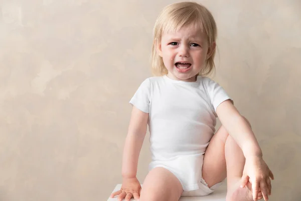 Bebek ağlıyor. Beyaz tişörtlü kız ağlıyor. Kopya Alanı. Bebek Duygular