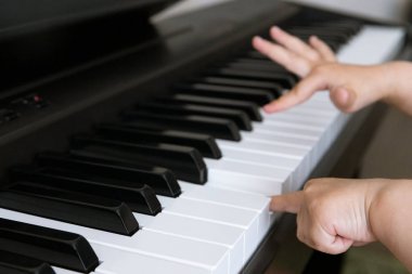 Küçük Bebek Piyano çalıyor. Müzikal Konsept. Arka plan