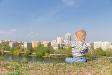 Çocuk Cityscape Foon üzerinde Park Hill oturur. Yaz Konsepti