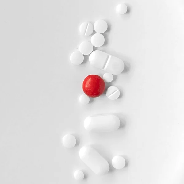 Grupa leków wyizolowana na białym tle. Kopiuj przestrzeń — Zdjęcie stockowe