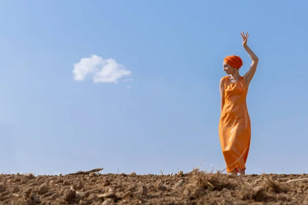 Donna Etnica in Turbante Danze su Terreno Pulito su Cielo e Nuvole di Fondo — Foto Stock