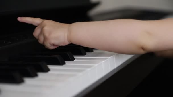 Little babys eerste kennismaking met de piano muziek instrument — Stockvideo