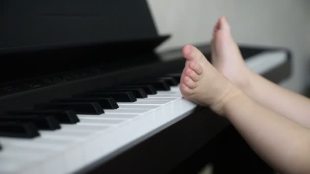 Little Babys First Acquaintance with the Piano Musical Instrument — Stock Video