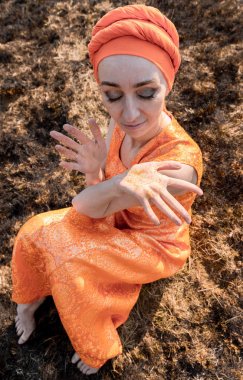 Doğu Yakası Giyinen Kadın. Altın Sequins serpiştiriyor. Duygusal Portret