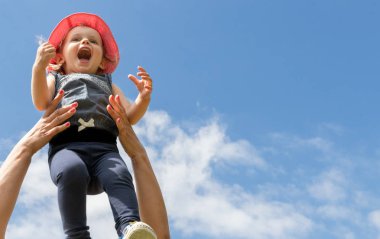 Gökyüzündeki Mutlu Çocuk. Yaz Konsepti. Çocukluk. Ebeveyn -lik