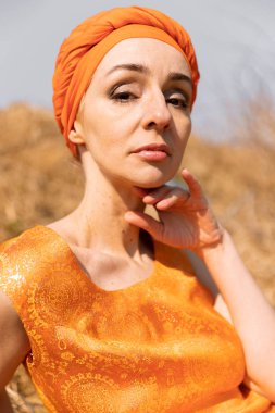 Oryantal Elbiseli Zarif Kadın ve Kuru Çimende Türban